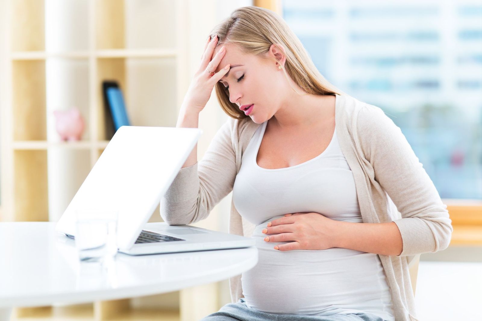 Phụ nữ bị rò rỉ hậu môn khi mang thai có ảnh hưởng gì không?